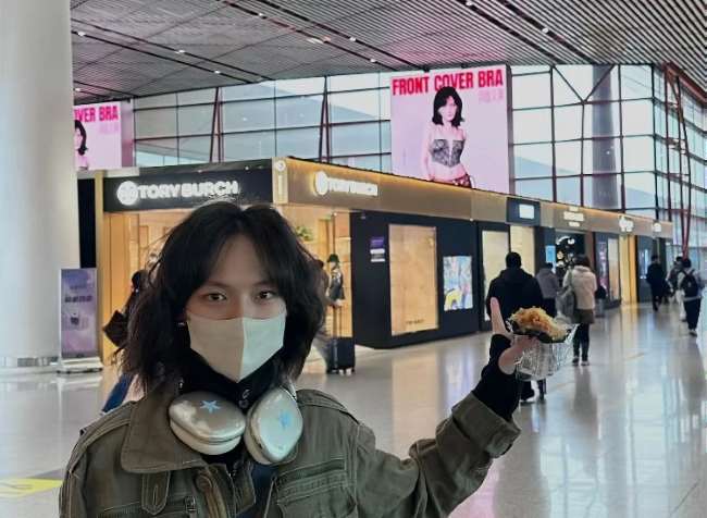 星文淇發(fā)ins與北京首都機(jī)場(chǎng)LED大屏合照