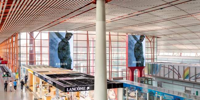 北京首都機(jī)場(chǎng)T3高處的貴賓廳俯拍捷運(yùn)站臺(tái)場(chǎng)景 