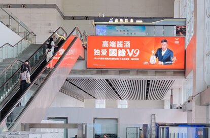第一戶外傳媒-常州站北站房進(jìn)站扶梯兩側(cè)墻面燈箱廣告