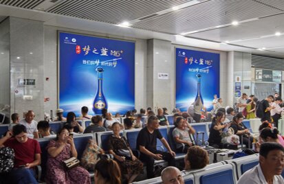第一戶外傳媒-常州站南站房一層候車大廳墻面燈箱