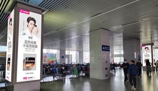 第一戶外傳媒-常州站南站房二層候車大廳包柱燈箱