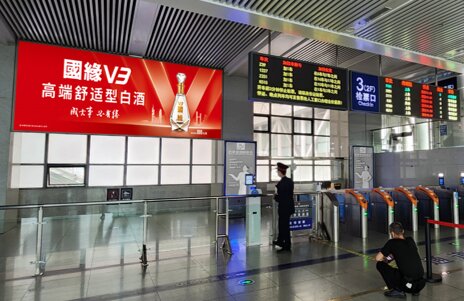 第一戶外傳媒-常州站南站房二層候車大廳墻面燈箱