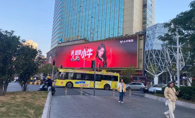 廣州石牌橋壬豐大廈LED大屏十字路口側拍視角