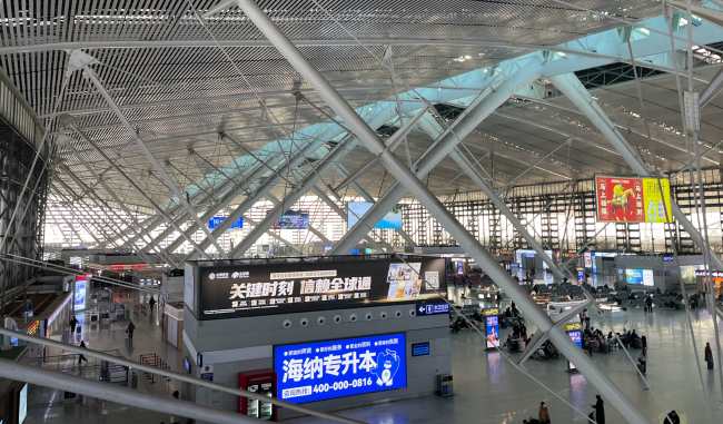 青島北站候車(chē)大廳中央墻面廣告海納專(zhuān)升本