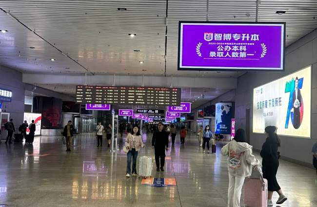 青島北站出站通道上方聯(lián)排大屏廣告出站客流人來(lái)人往 