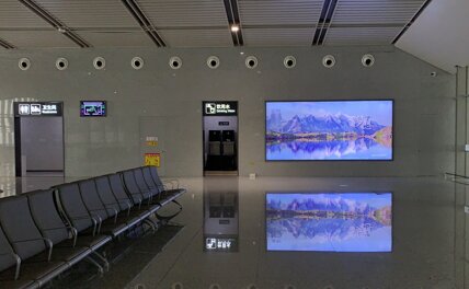 第一戶外傳媒-富陽(yáng)站一層候車大廳墻面燈箱