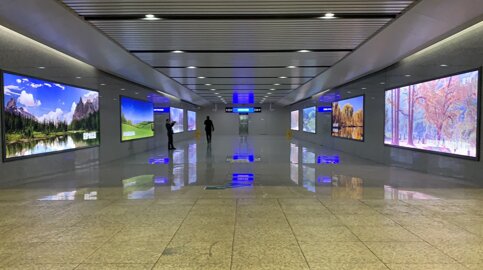 第一戶外傳媒-富陽(yáng)站進(jìn)出站通道墻面燈箱