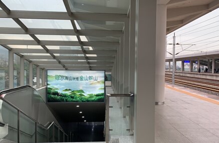 第一戶外傳媒-富陽(yáng)站進(jìn)出站通道門楣燈箱