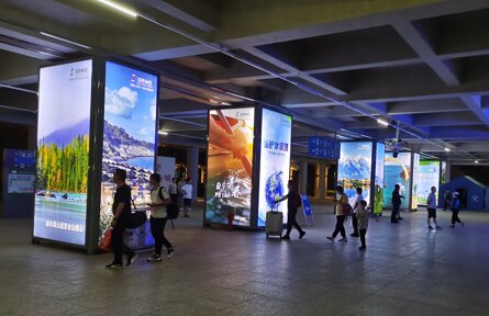 第一戶外傳媒-富陽(yáng)站出站廳外包柱燈箱