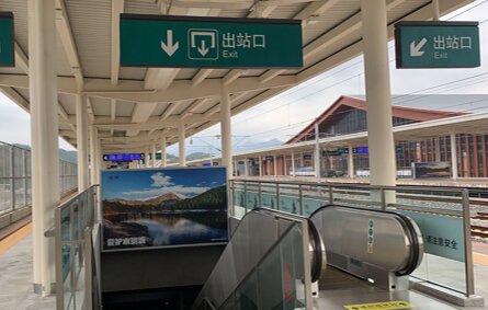 第一戶外傳媒-建德站站臺層出站通道門楣看牌