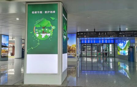 第一戶外傳媒-建德站出站檢票口外包柱燈箱