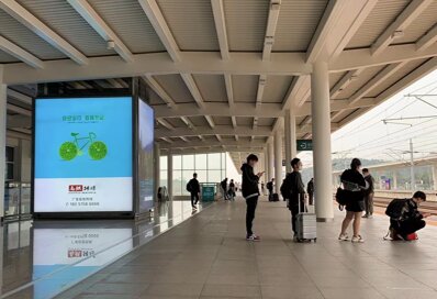 第一戶外傳媒-桐廬站站臺層電梯井包梯燈箱