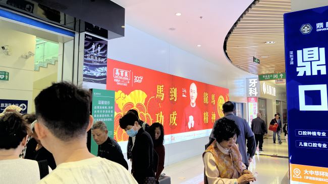 深圳蓮塘口岸一樓通道客流實拍圖 