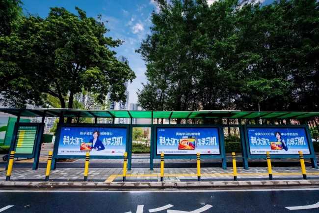 佛山候車亭廣告南海大道實(shí)拍圖