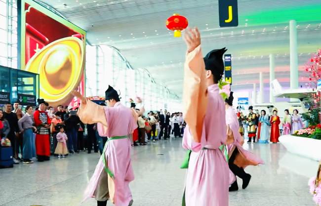 廣州白云機場T2出發(fā)大廳LED大屏