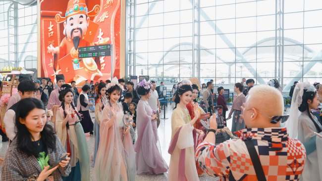 廣州機場裸眼3D大屏為快閃活動點亮實拍圖漢服活動 