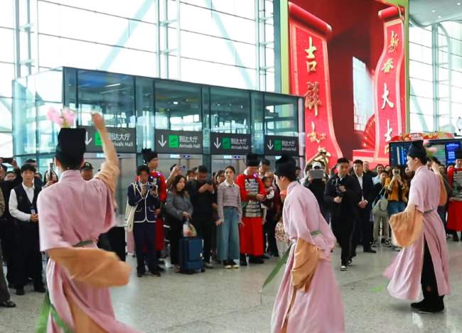 廣州白云機場簪花舞蹈背景是LED裸眼3D大屏廣告 