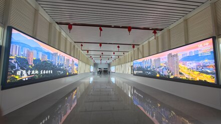 第一戶外傳媒-溫嶺站出發(fā)層廊橋兩側(cè)墻面燈箱