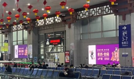 第一戶外傳媒-溫嶺站二樓候車大廳檢票口兩側(cè)LED屏