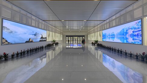 第一戶外傳媒-臨海站出發層進站天橋燈箱