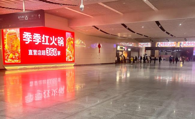 長沙南站到達換乘通道墻面燈箱廣告圖客流實拍