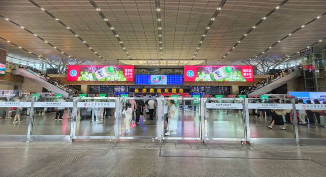 長沙南站出發安檢口LED大屏廣告直拍圖