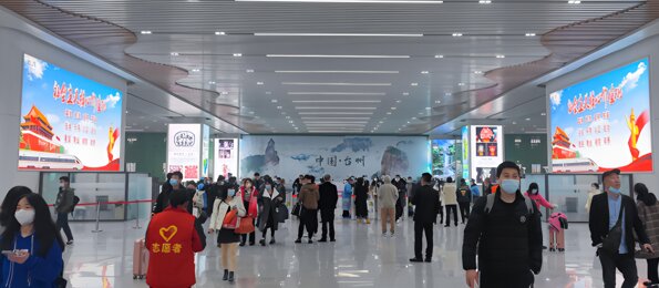 深圳第一戶外傳媒-臺州站到達層出站廳立柱燈箱