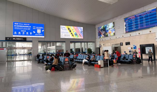 義烏機場出發大廳廣告位左側座椅區