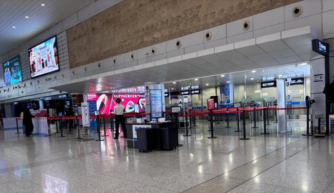 義烏機場出發大廳廣告位右側值機柜臺 