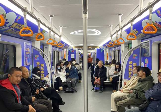 溫州輕軌內(nèi)包車文旅廣告海藍色清新廣告案例實拍圖