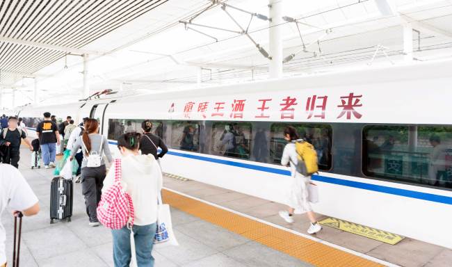 濟南西站站臺高鐵列車停靠乘客走路畫面
