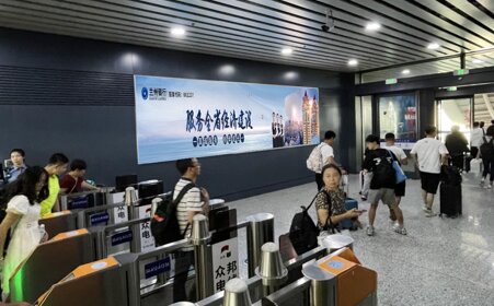 第一戶外傳媒-蘭州西站候車大廳檢票閘機口燈箱