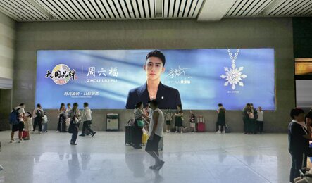 第一戶外傳媒-蘭州西站到達層北廣場墻面燈箱