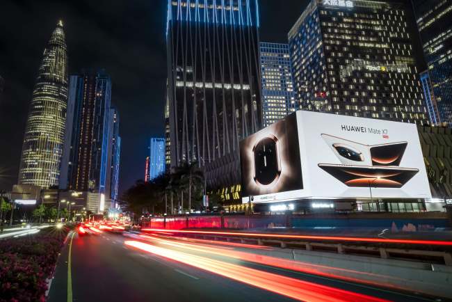 深圳灣萬象城靠近地標春筍大廈的LED巨屏廣告