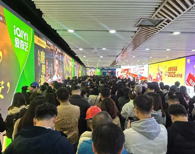 廣州地鐵珠江新城站人山人海客流畫面 