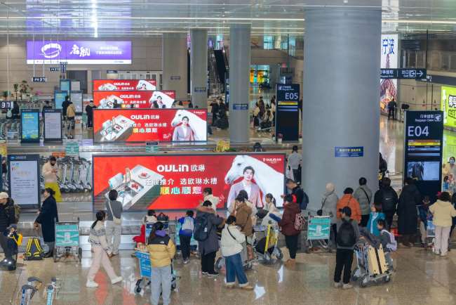 寧波機場行李廳俯拍有客流場景圖片