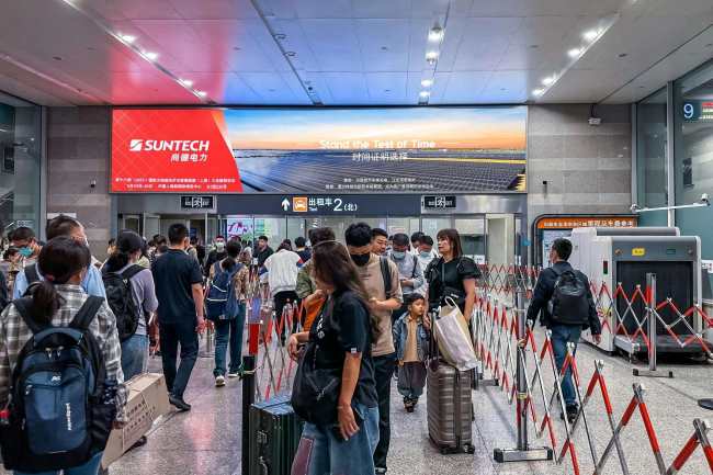 上海虹橋站到達(dá)層出租車等候區(qū)入口處排隊場景