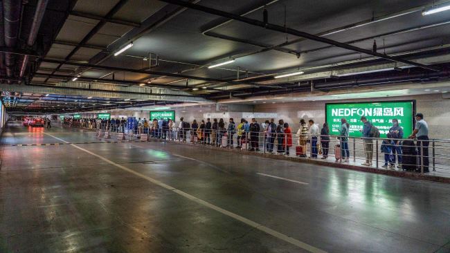 虹橋高鐵站出租車道等候廳排長隊客流圖