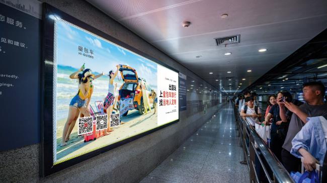 上海虹橋站出租車等候通道乘客拍照場景圖 