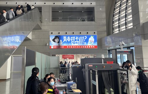 第一戶外傳媒-景德鎮北站一樓候車廳墻面燈箱