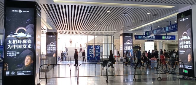 第一戶外傳媒-景德鎮北站出站換乘大廳立柱方形燈箱