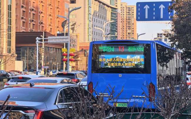 石家莊公交車后車窗大屏遠處依然清晰可見