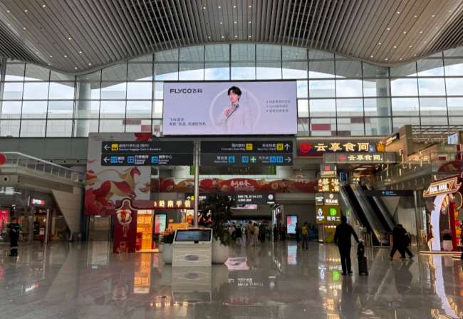 廣州白云機場安檢口排隊場景大屏在側(cè)