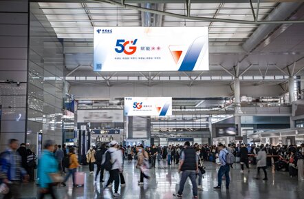 第一戶外傳媒-上海虹橋站出發層候車大廳雙面吊桿燈箱