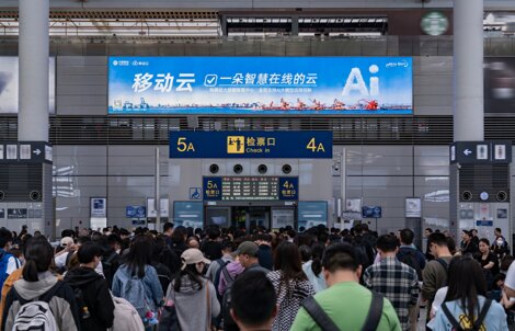 第一戶外傳媒-上海虹橋站出發層候車大廳檢票口上方墻面燈箱