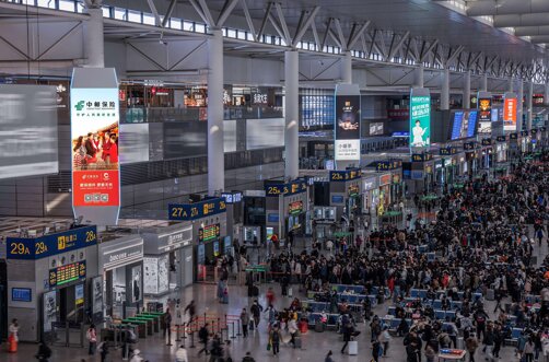 第一戶外傳媒-上海虹橋站出發層候車大廳三面品牌柱