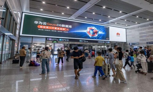 第一戶外傳媒-上海虹橋站到達層南北通道西端口上方墻面燈箱