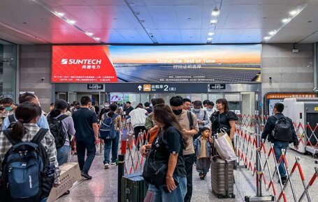 第一戶外傳媒-上海虹橋站到達層出租車通道楣頭燈箱