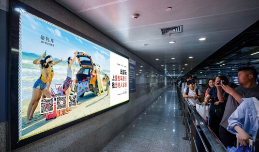 第一戶外傳媒-上海虹橋站到達層出租車通道墻面燈箱