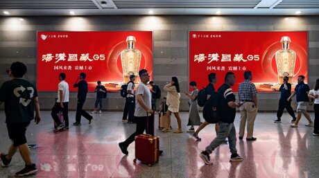 第一戶外傳媒-上海虹橋站到達層商鋪兩側通道墻面燈箱
